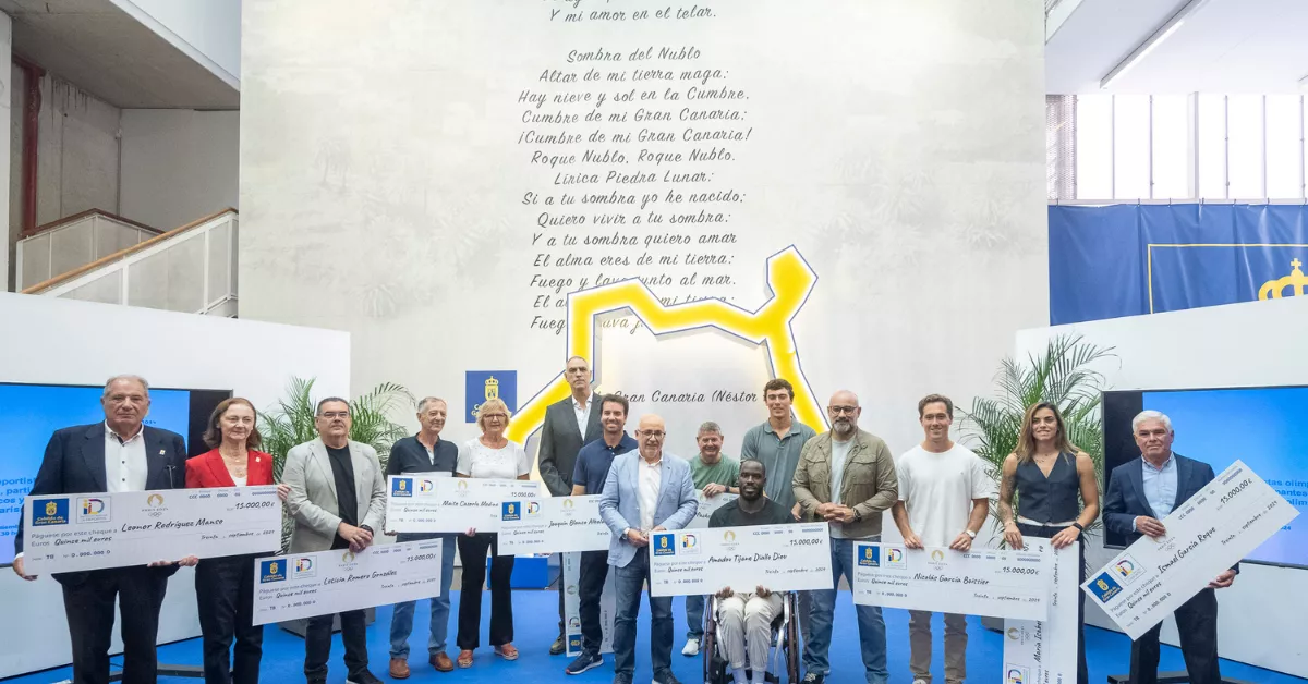 Foto de familia de los participantes en los Juegos de París junto a Antonio Morales / CABILDO DE GRAN CANARIA 