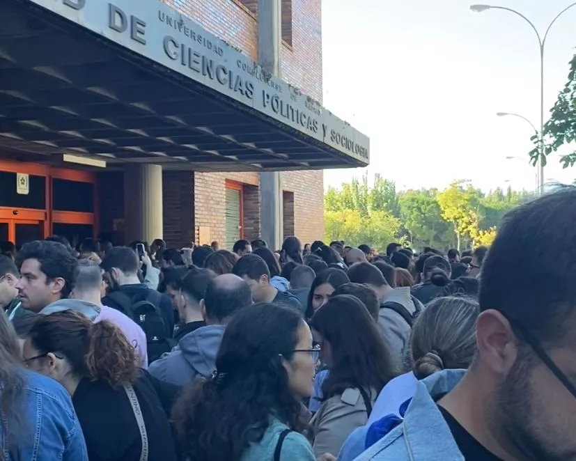 Imagen de cientos de opositores a RTVE, entre ellos canarios, esperando a las puertas de la UCM. / ATLÁNTICO HOY