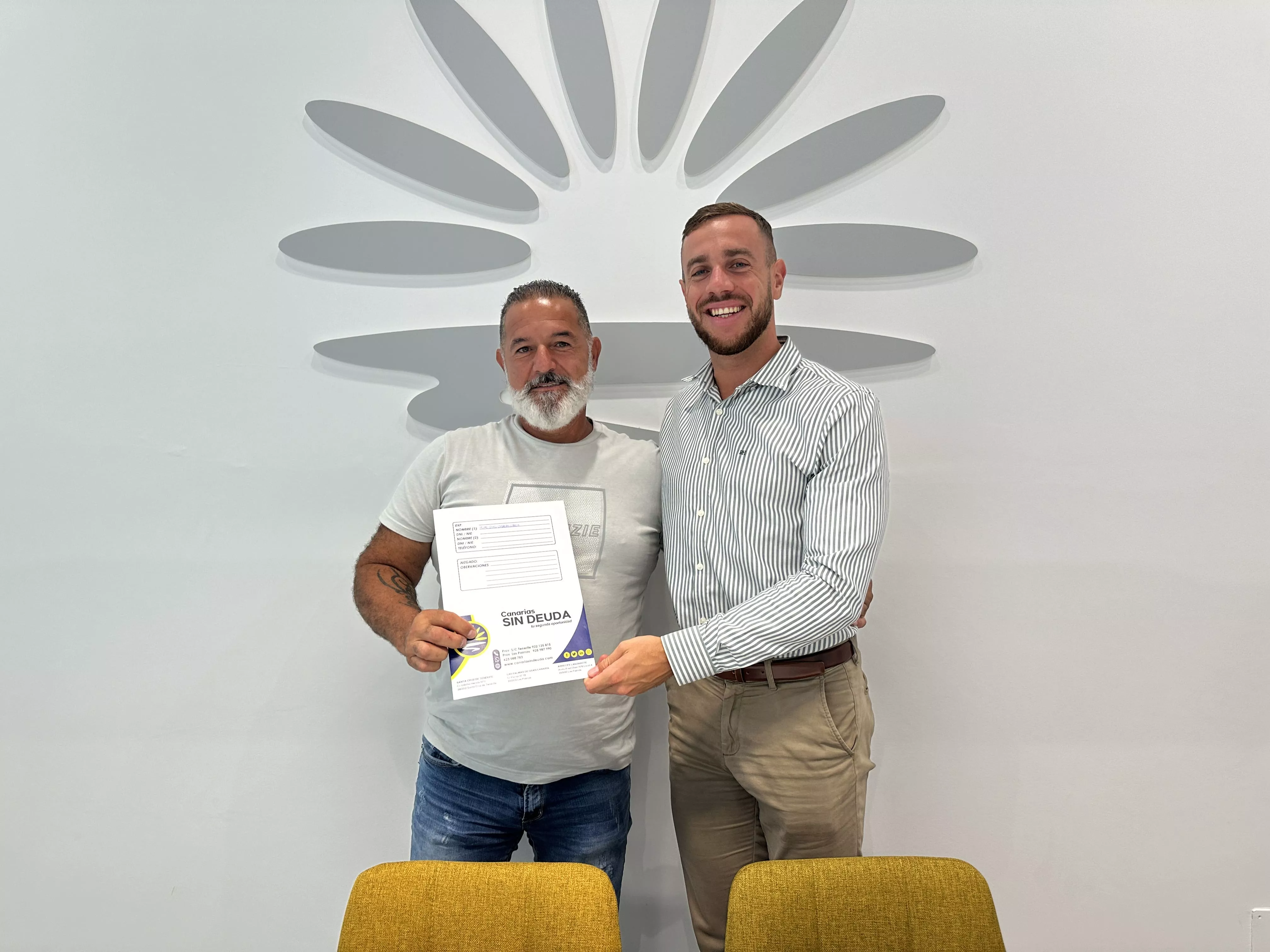 Pedro Cabrera y su asesor tras conocer la cancelación de su deuda (1)