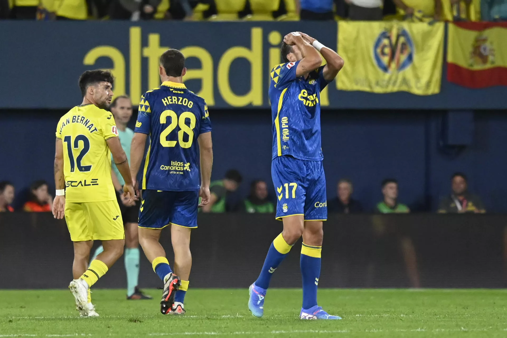 Jaime Mata, delantero de la UD Las Palmas, lamenta el tercer gol del Villarreal CF y otra derrota del representativo grancanario. / ANDREU ESTEBAN-EFE