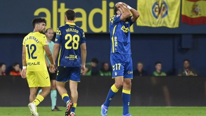 Jaime Mata, delantero de la UD Las Palmas, lamenta el tercer gol del Villarreal CF y otra derrota del representativo grancanario. / ANDREU ESTEBAN-EFE