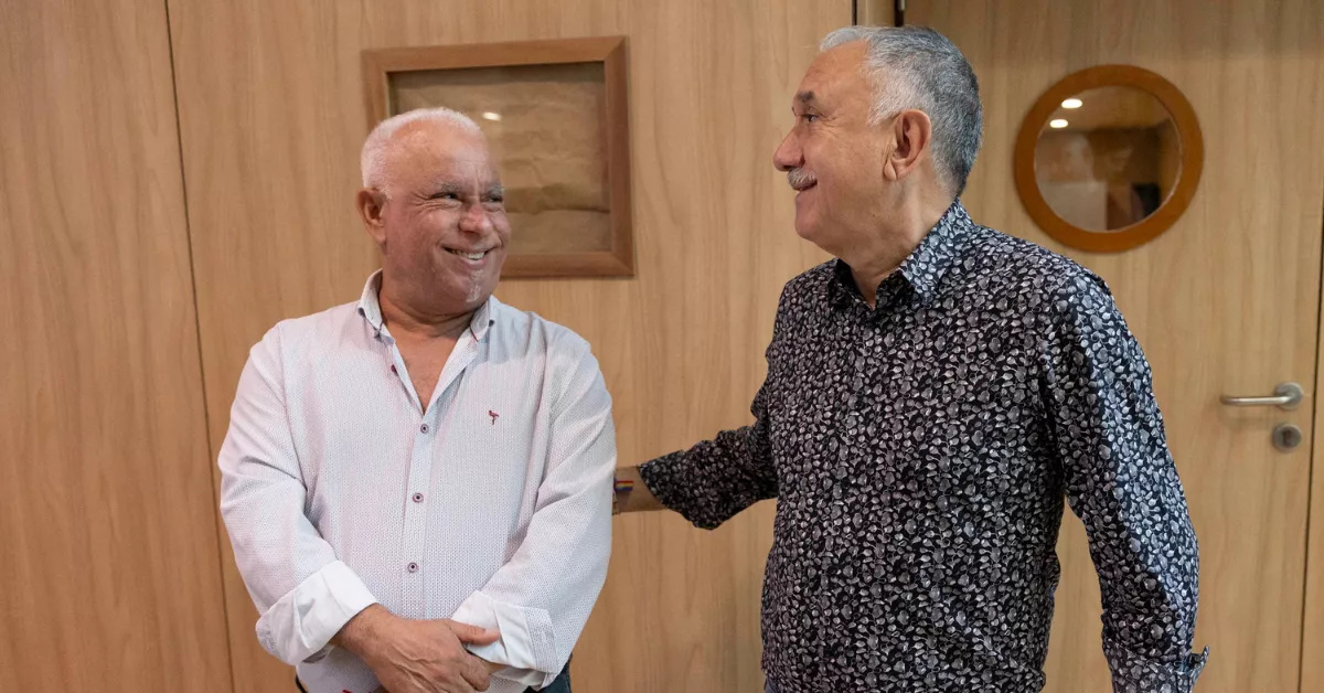 El secretario general de UGT, Pepe Álvarez (d), y el secretario general en Canarias, Manuel Navarro (i). / MIGUEL BARRETO-EFE
