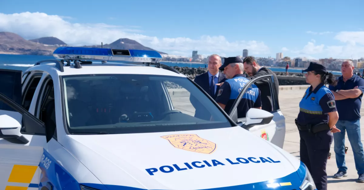 Policías locales en la playa de Las Canteras con Augusto Hidalgo cuando era alcalde de la ciudad / AYUNTAMIENTO DE LAS PALMAS DE GRAN CANARIA