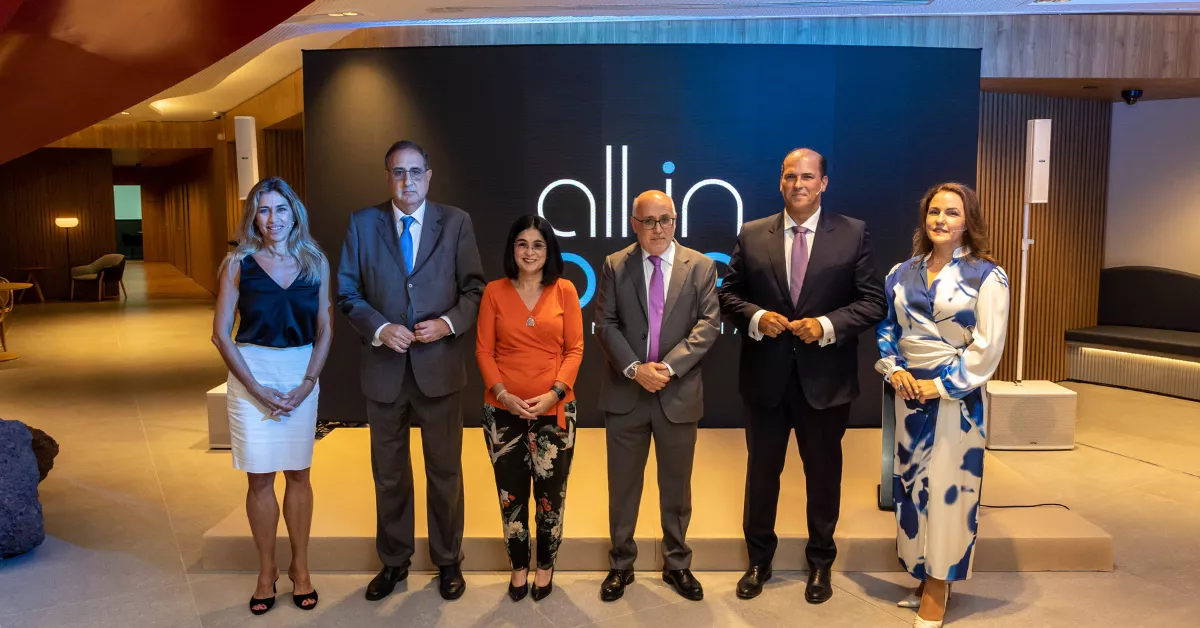 Foto de familia con directivos de Caixabank y autoridades durante la inauguración / CAIXABANK  