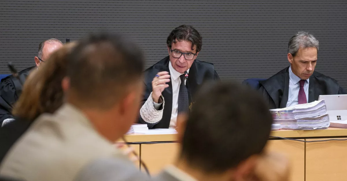 En la imagen, el presidente del tribunal, Pedro Herrera (c), se dirige a las partes. / EFE - Ángel Medina G.