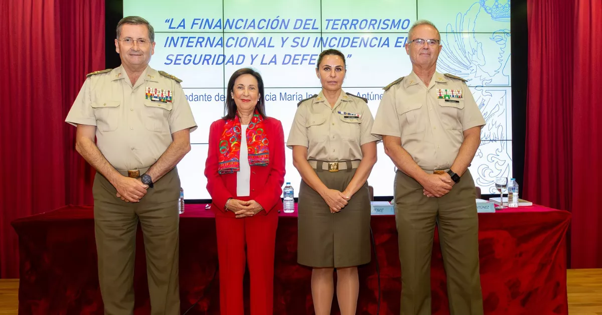  La comandante del Ejército de Tierra María Inmaculada Antúnez (centro derecha) junto a la ministra de Defensa, Margarita Robles, y otros oficiales del Ejército, en la presentación de su tesis sobre financiación de grupos terroristas./ DEFENSA