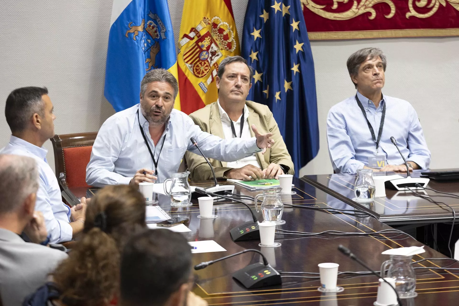 El presidente de Asprocan, Domingo Martín (d); el director general de Coplaca, Francisco Javier González (c), y el presidente de Agrícola Llanos de Sardina, Daniel Godoy (i). / EFE - Miguel Barreto