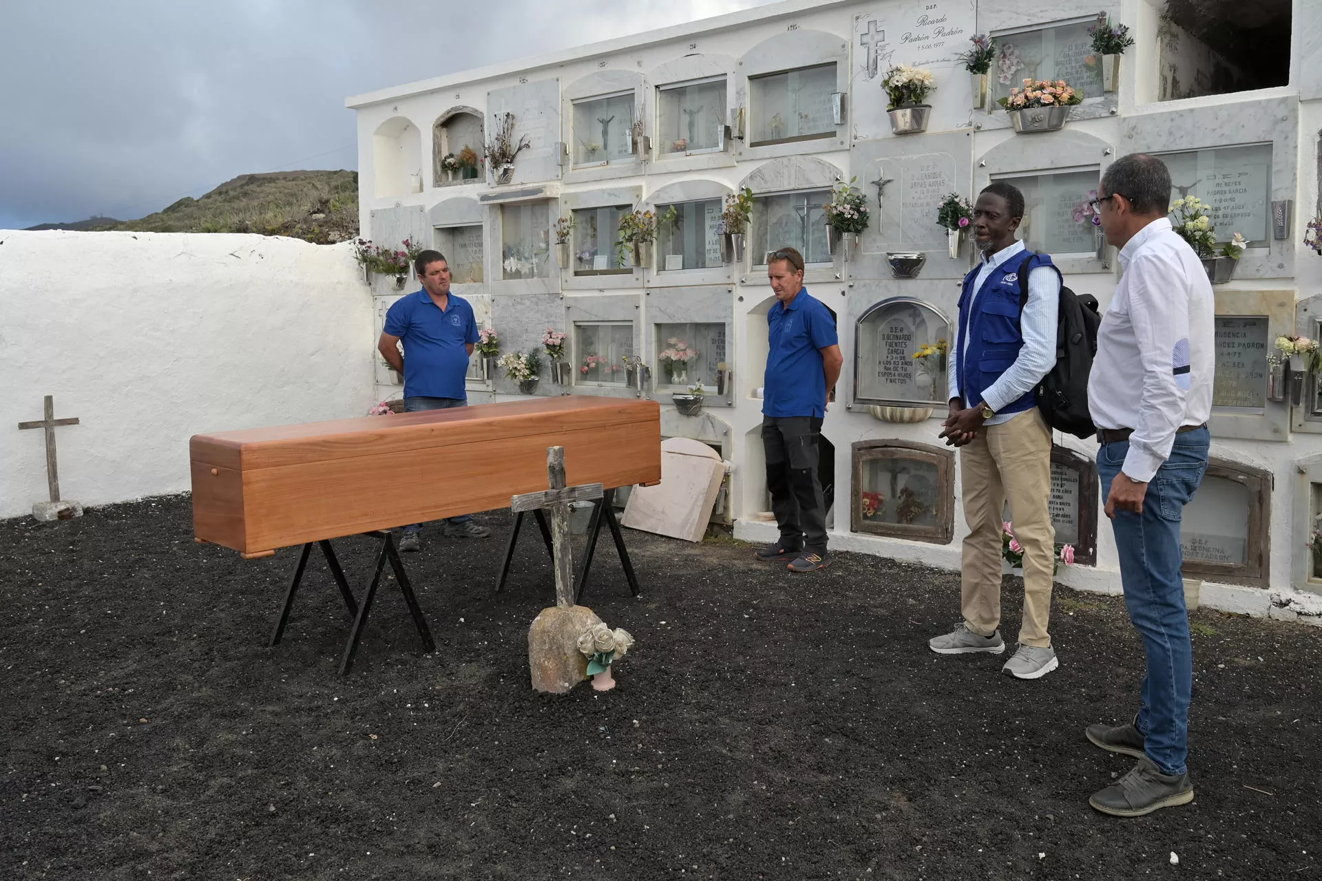 Imagen de la inhumación, en el cementerio de El Mocanal, en el municipio de Valverde, de tres de los nueve migrantes cuyos cuerpos fueron recuperados tras el naufragio de un cayuco en aguas cercanas a la costa de El Hierro. / GELMERT FINOL-EFE 