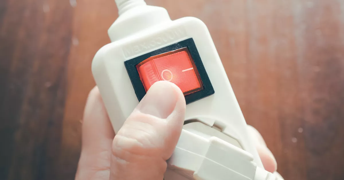 Imagen de una persona enchufando un dispositivoAH Imagen de una persona enchufando un dispositivoAH