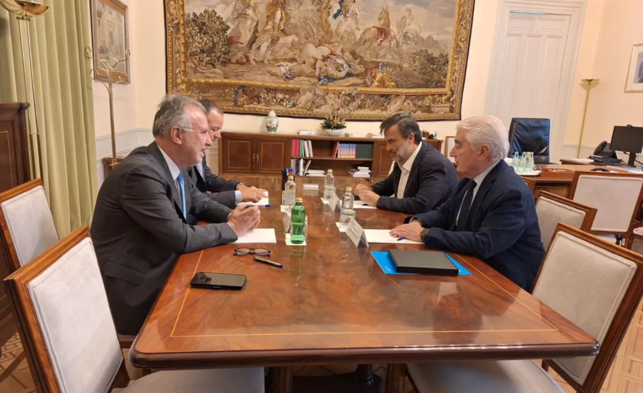 El ministro de Política Territorial y Memoria Democrática, Ángel Víctor Torres, y el presidente de UNICEF España, Gustavo Suárez./ CEDIDA
