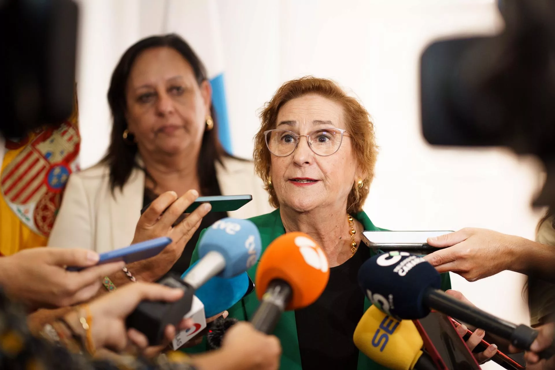 La fiscal de Menores del Tribunal Supremo, Teresa Gisbert (d), acompañada de la fiscal jefa de Canarias, María Farnés Martínez, (i) ./ EFE-RAMÓN DE LA ROCHA