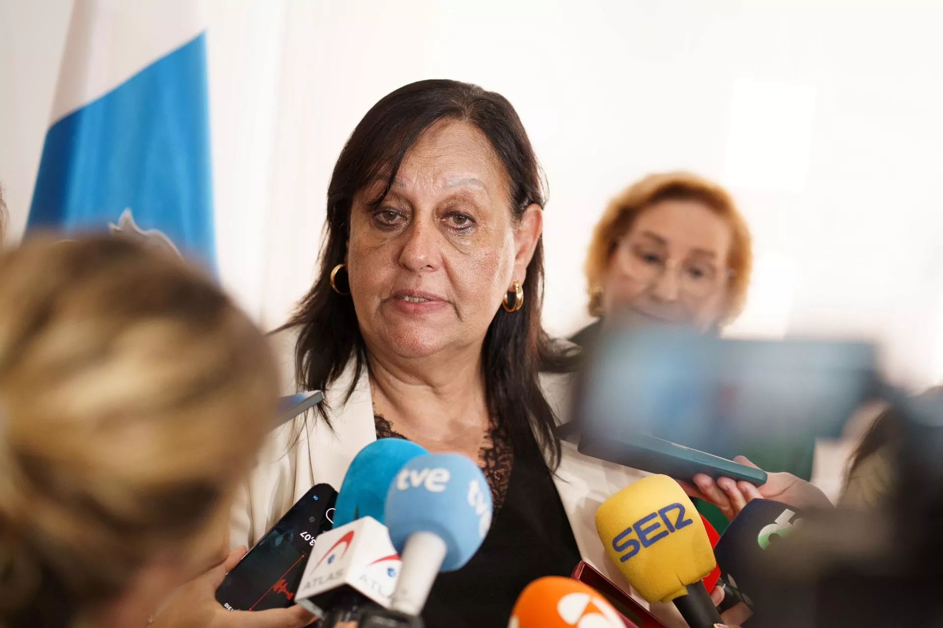 La fiscal superior de Canarias, María Farnés Martínez, con lafiscal de Menores del Tribunal Supremo, Teresa Gisbert a su espalda./ EFE-RAMÓN DE LA ROCHA La fiscal superior de Canarias, María Farnés Martínez, con lafiscal de Menores del Tribunal Supremo, Teresa Gisbert a su espalda./ EFE-RAMÓN DE LA ROCHA