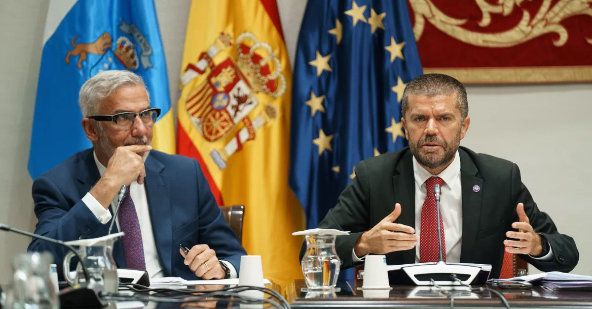 Los rectores de las universidades de La Laguna y de Las Palmas de Gran Canaria, Francisco Javier García (d) y Lluis Serra (i).  EFE