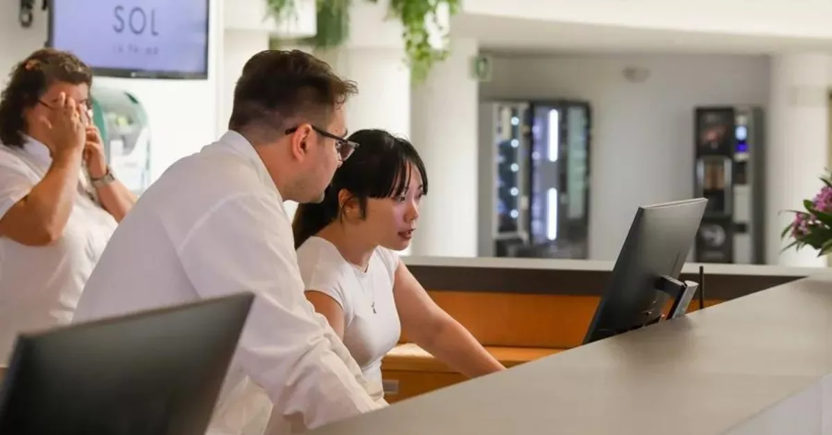 Recepción de un hotel recogiendo los datos de turistas / EFE