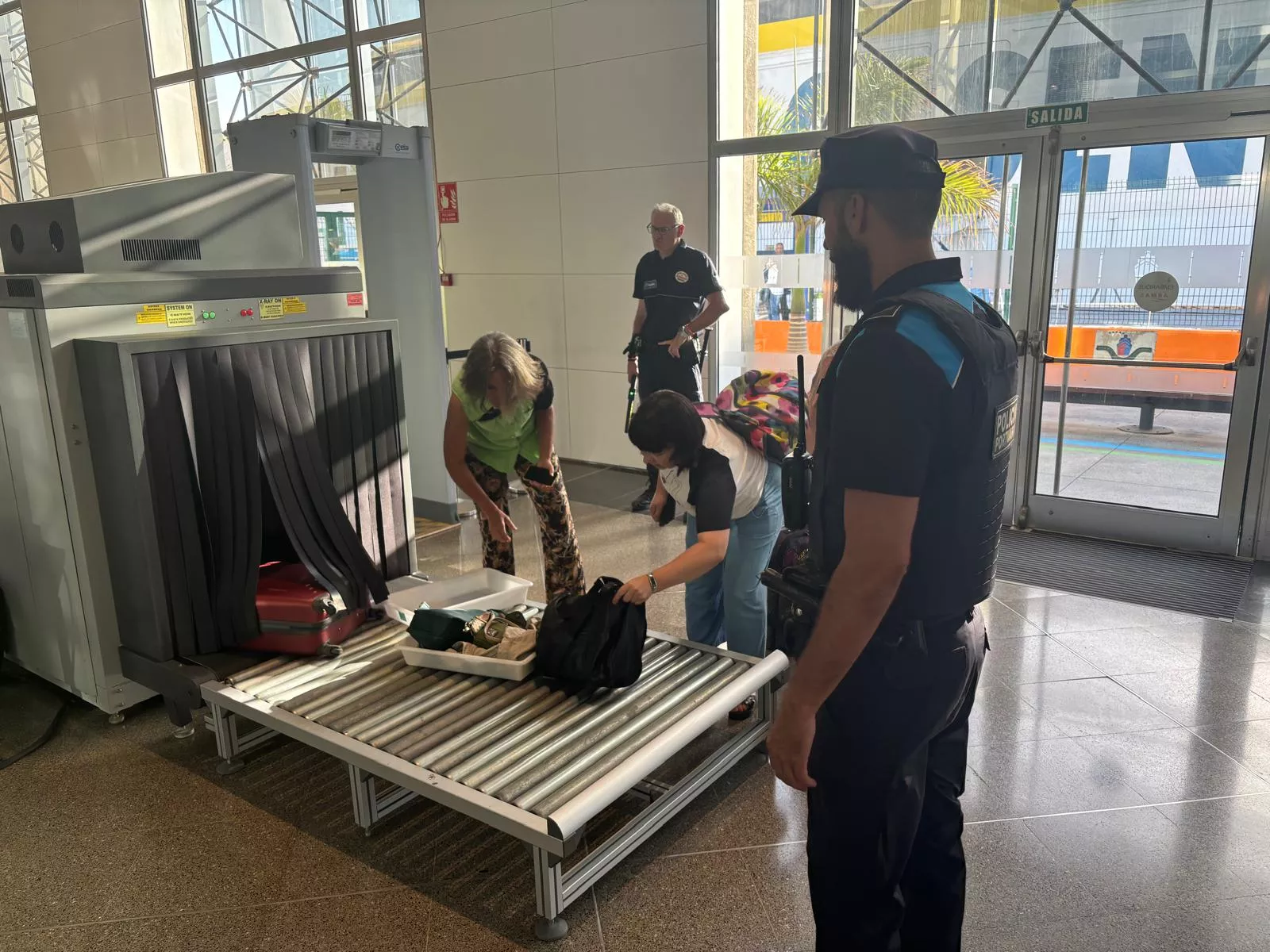 Control pasajeros y equipajes en el Muelle de Santa Cruz./ CEDIDA