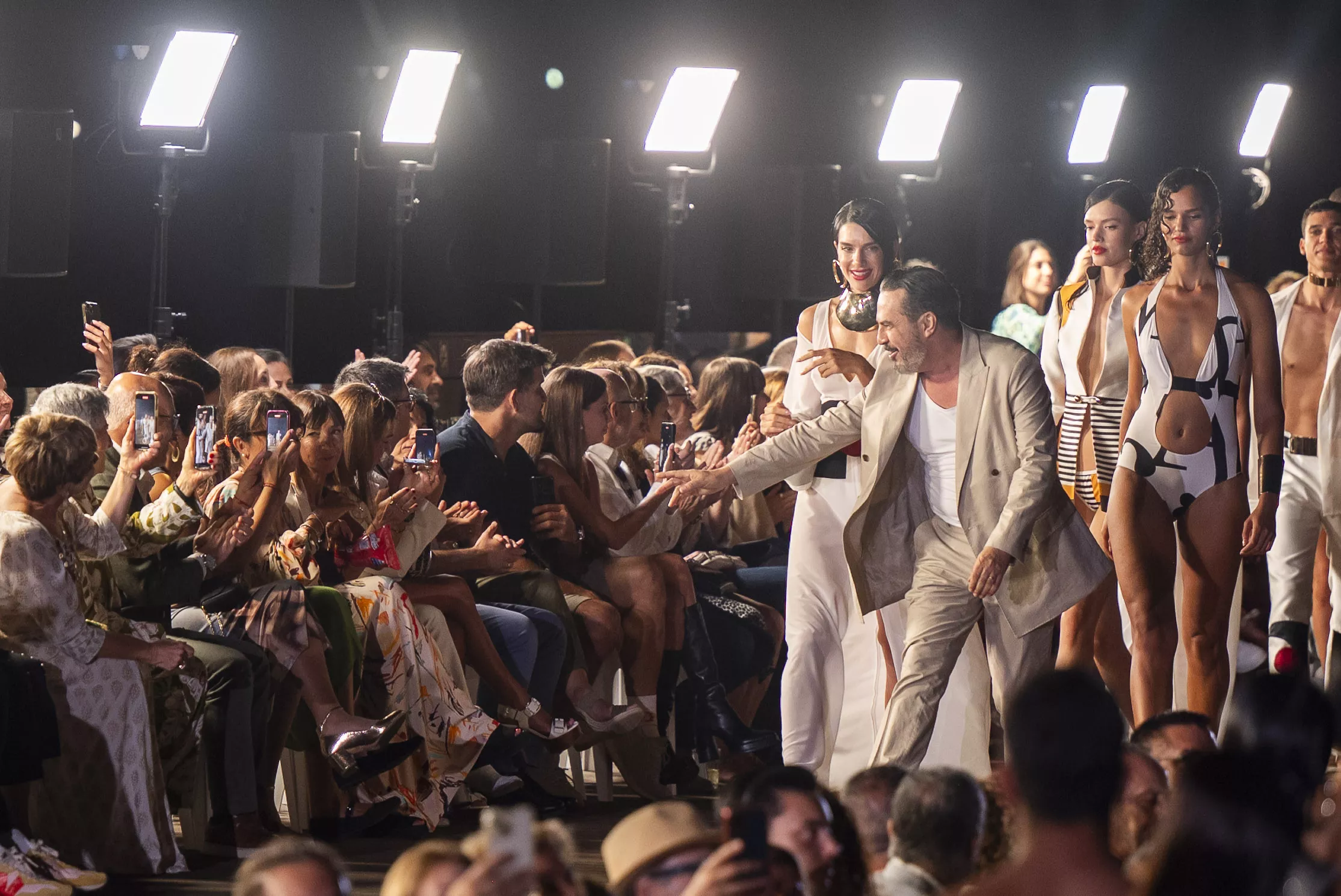 El diseñador Pedro Palmas saluda al público presente en la primera pasarela de Gran Canaria Swim Week 2024. / AH