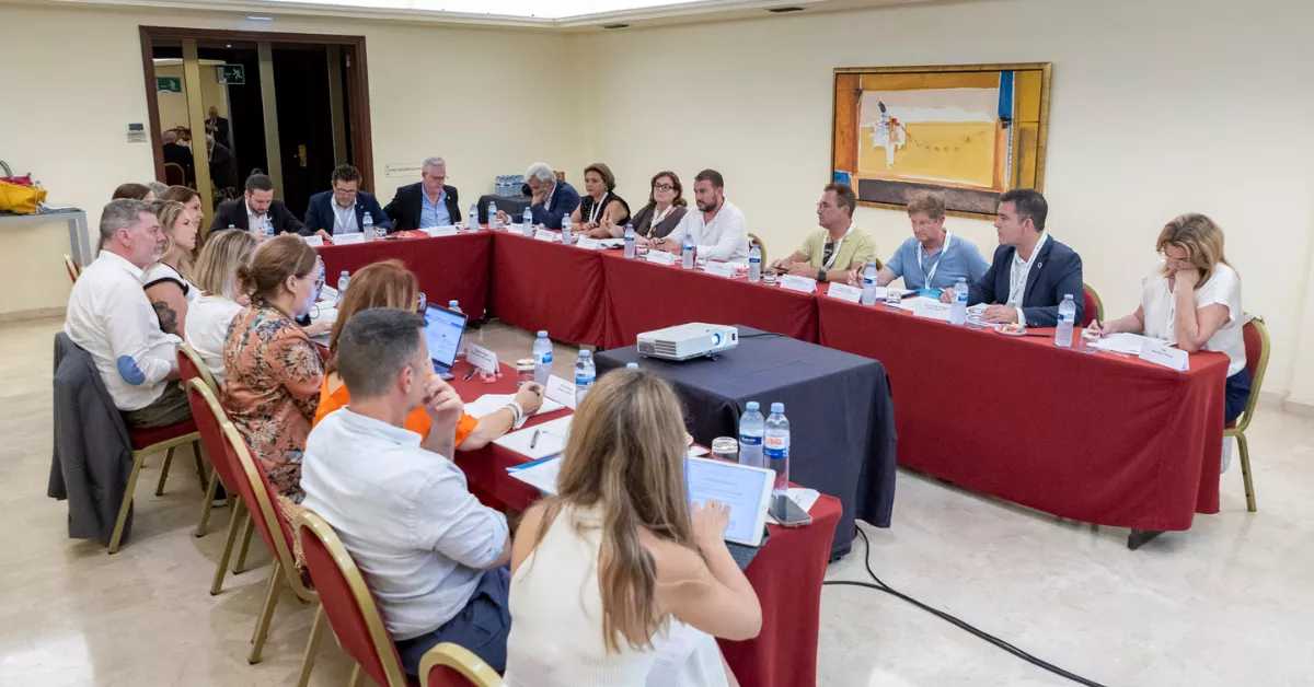 La AMT pide un espacio institucional para formar parte activa en la definición de la Estrategia de Turismo 2030 / AMT