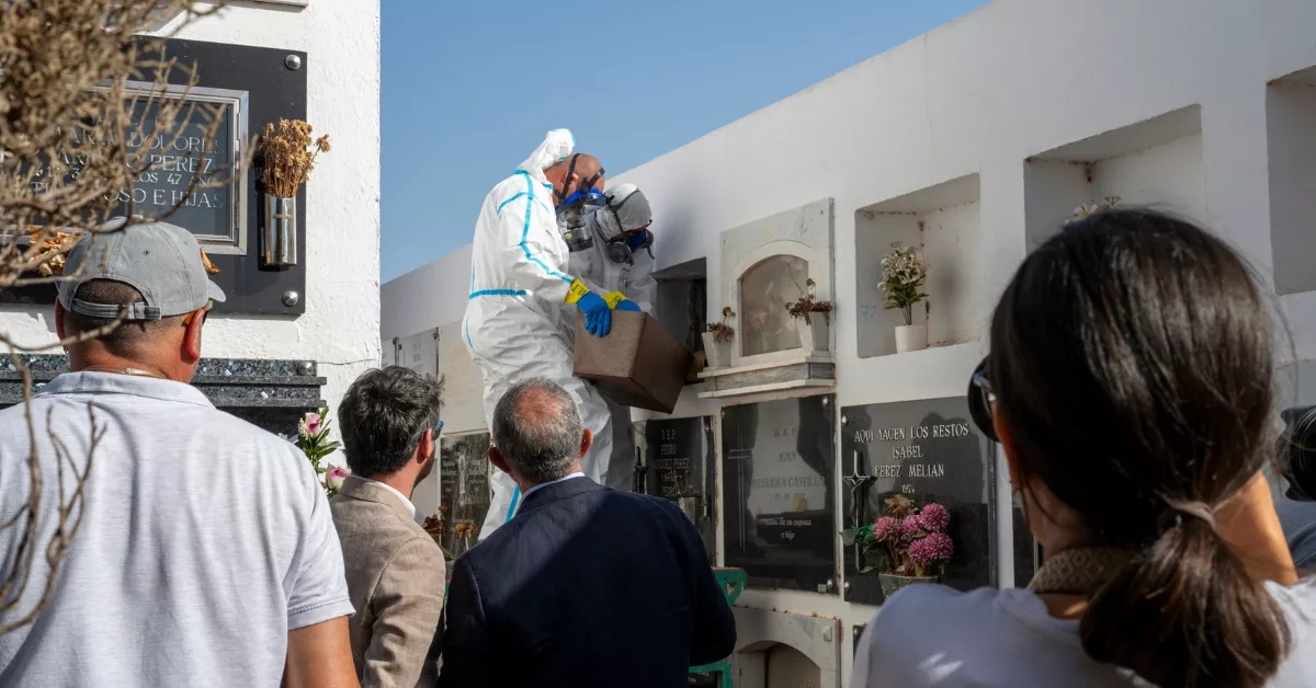 Extracción de los restos de cinco marineros del 'Domenech de Varo' para analizarlos y entregárselos a sus familias / EFE- ADRIEL PERDOMO 