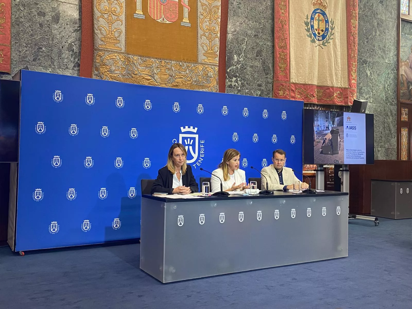 La directora insular de Acción Social, Yolanda Baumgartner (i) la consejera de Acción Social, Águeda Fumero (c), y el presidente honorario de Nuevo Futuro, Miguel Ángel Díaz Hernández (d). / ATLÁNTICO HOY - ALBA MARICHAL La directora insular de Acción Social, Yolanda Baumgartner (i) la consejera de Acción Social, Águeda Fumero (c), y el presidente honorario de Nuevo Futuro, Miguel Ángel Díaz Hernández (d). / ATLÁNTICO HOY - ALBA MARICHAL