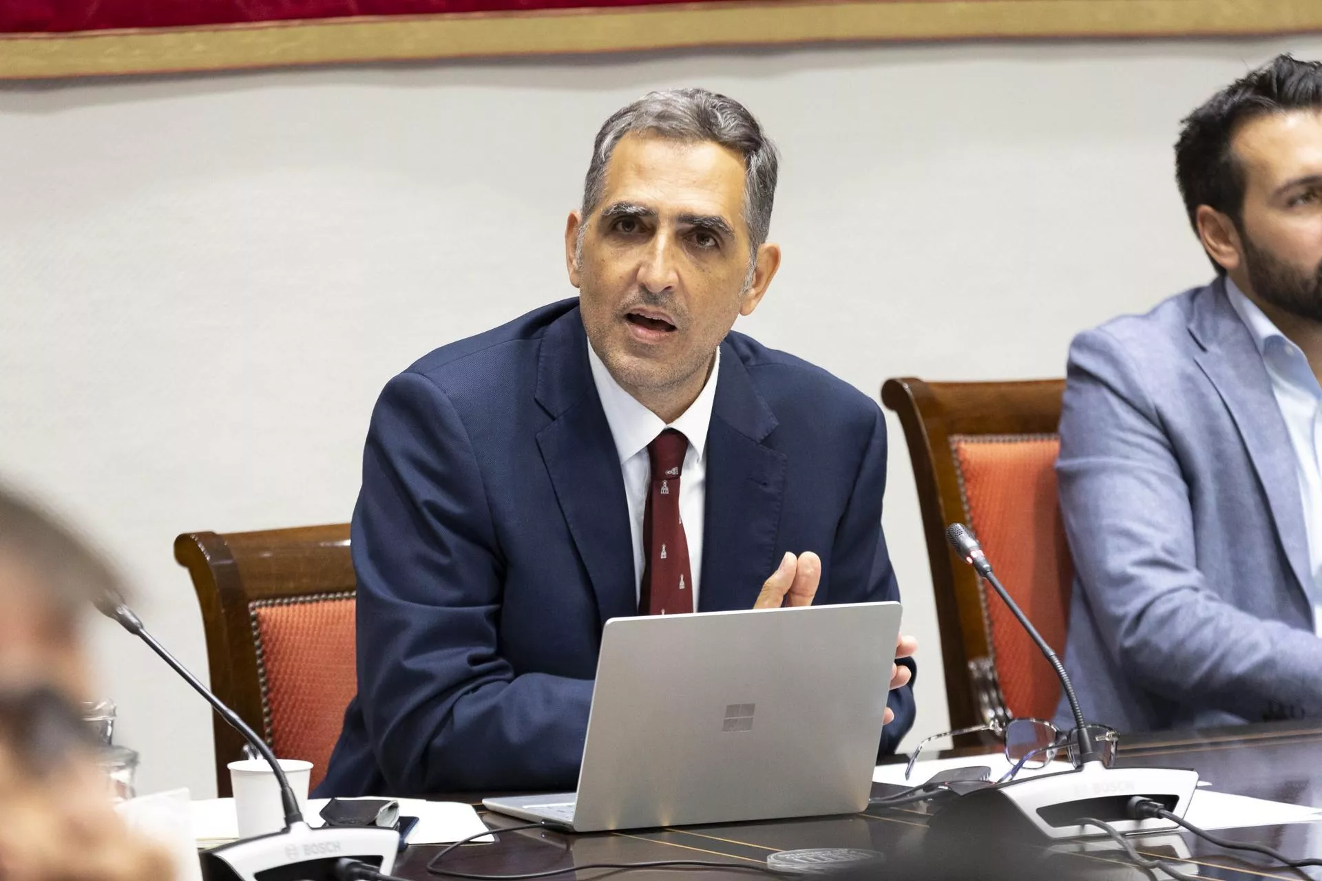 El catedrático de Análisis Económico Gustavo Alberto Marrero Díaz ha comparecido este jueves en la comisión parlamentaria que estudia la revisión del Régimen Económico y Fiscal de Canarias. EFE/Miguel Barreto