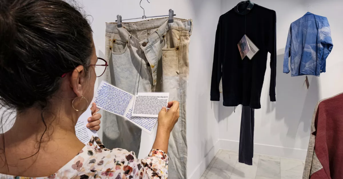 Una parte de la exposición de Magua, mostrando la ropa de las personas migrantes / EFE - ÁNGEL MEDINA