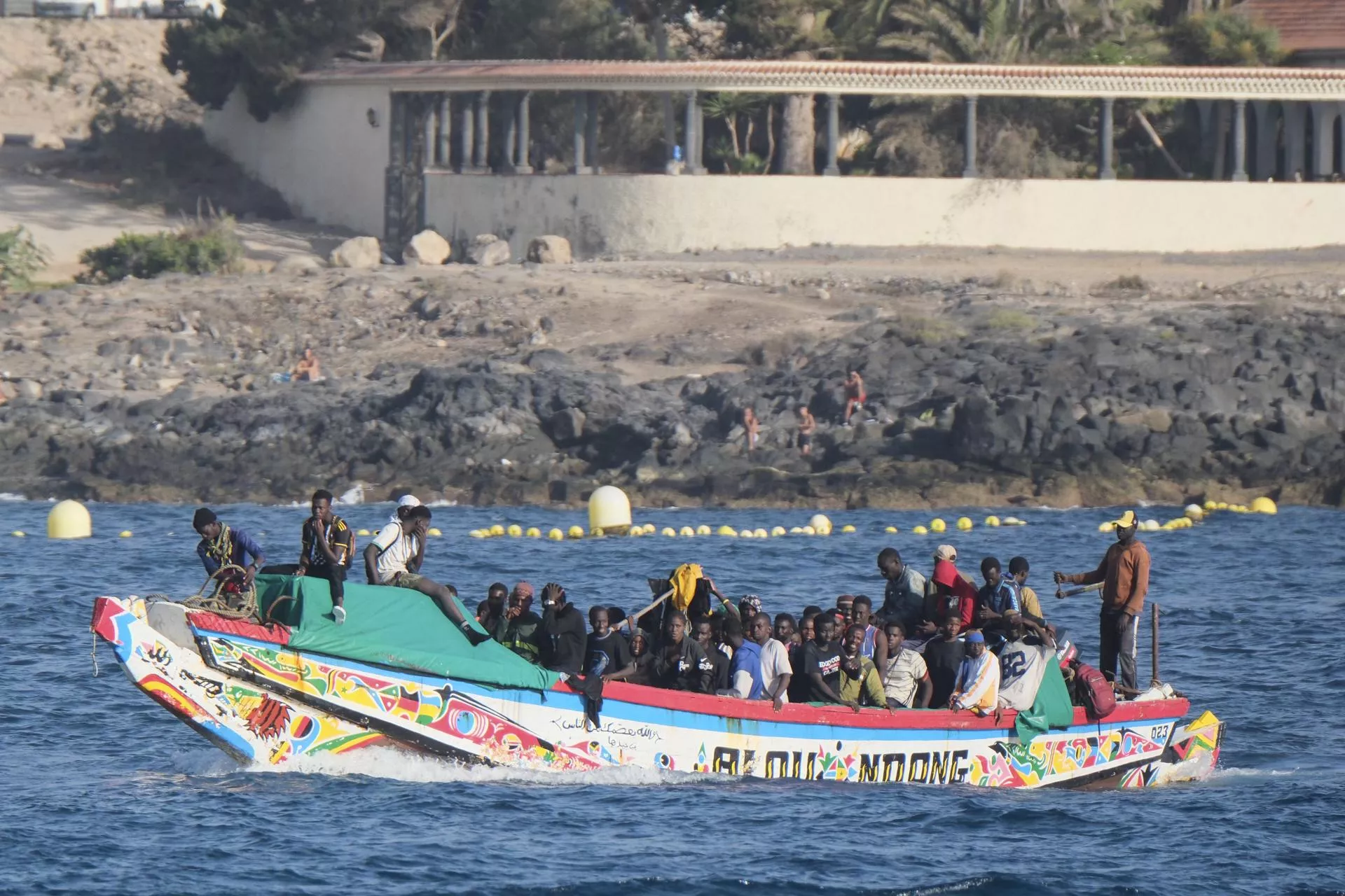 Un cayuco llegando al puerto de Los Cristianos (Tenerife)./ EFE - ALBERTO VALDÉS