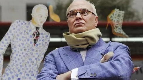 Manolo Blahnik, en una muestra con parte de su obra. / EFE Manolo Blahnik, en una muestra con parte de su obra. / EFE