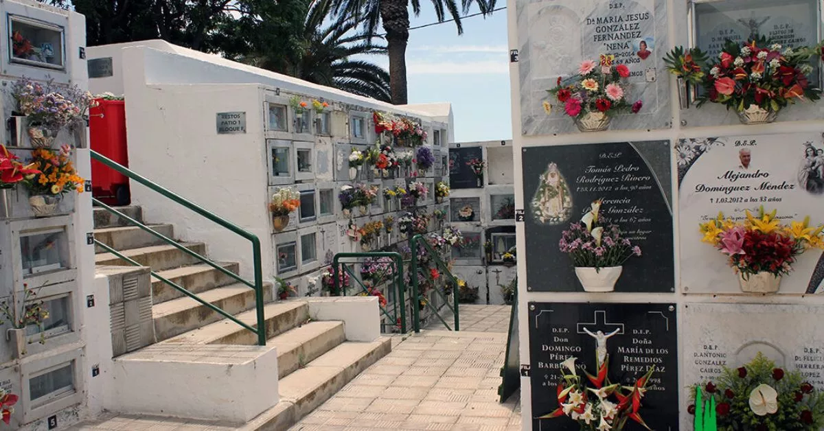 Cementerio de Valle de Guerra / ENTRE PIEDRAS Y CIPRESES