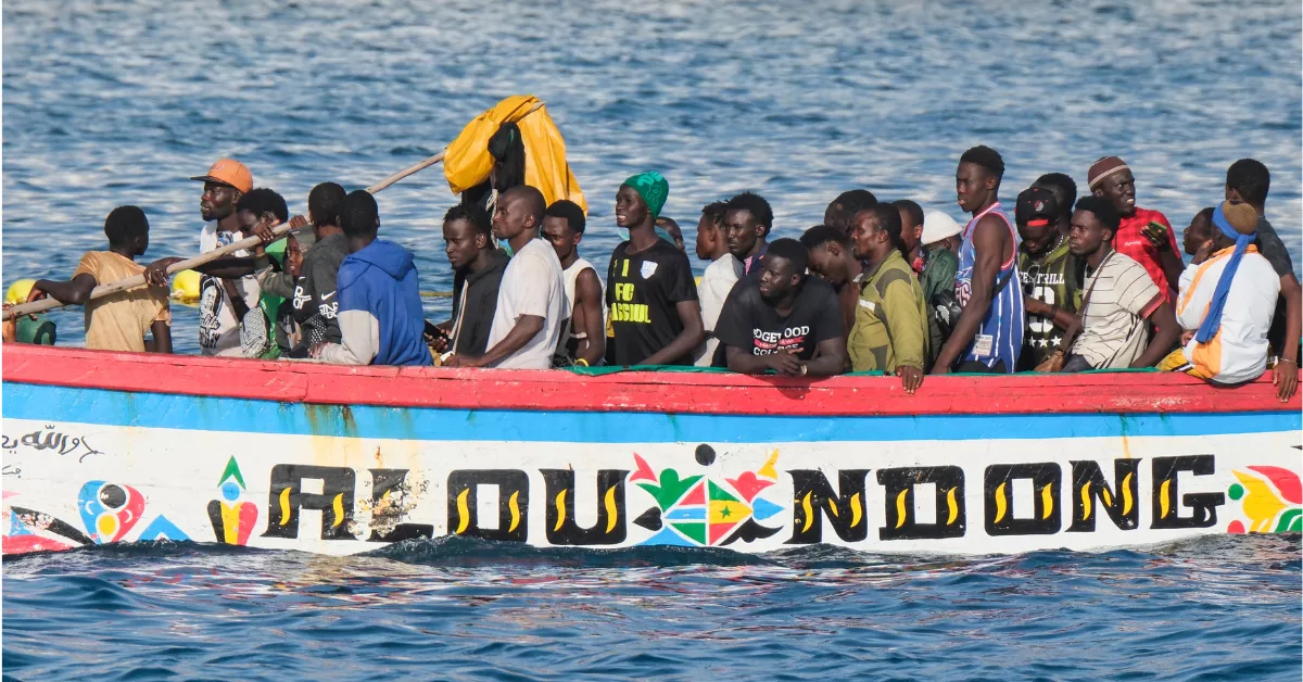 Un grupo de personas llegadas en un cayuco rescatado por Salvamento Marítimo a Canarias./ ALBERTO VALDÉS EFE