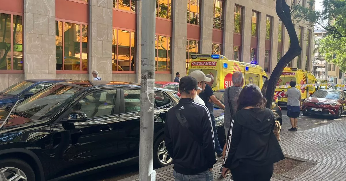 Dos ambulancias en la calle Puerto Escondido, en Santa Cruz de Tenerife, en el lugar de los hechos / AH / BELA CABRERA