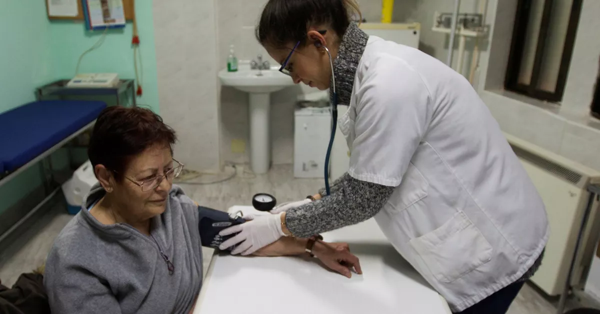 Una doctora atiende a una paciente y le hace unas pruebas / EFE