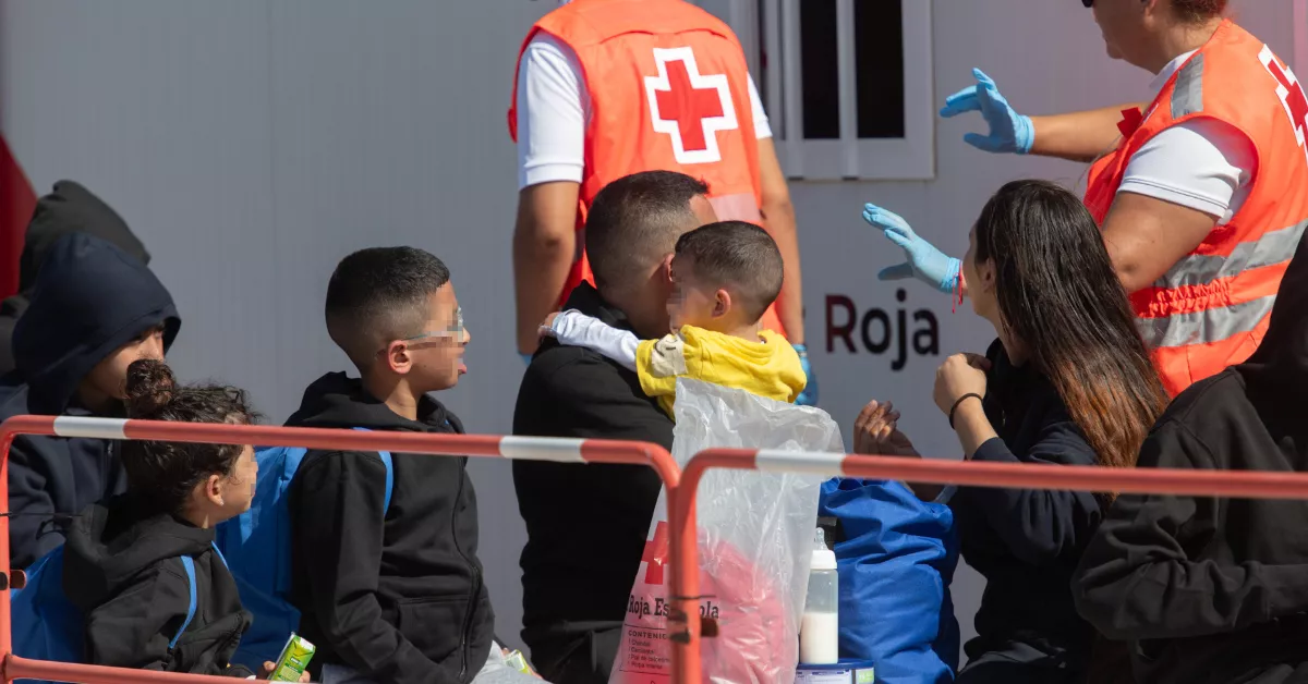 Niños llegados en una embarcación ilegal a Canarias. / CARLOS DE SÁA-EFE