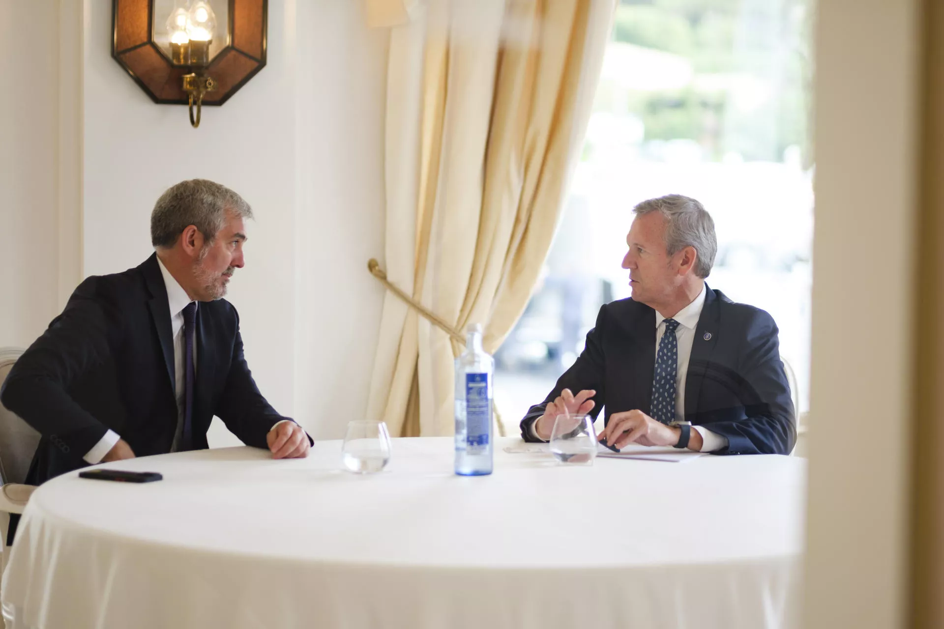 El presidente de Canarias, Fernando Clavijo (d), se reúne con el presidente de la Xunta de Galicia, Alfonso Rueda, antes de su intervención en el Foro La Toja que se celebra en O Grove (Pontevedra). EFE/Xunta de Galicia/David Cabezón