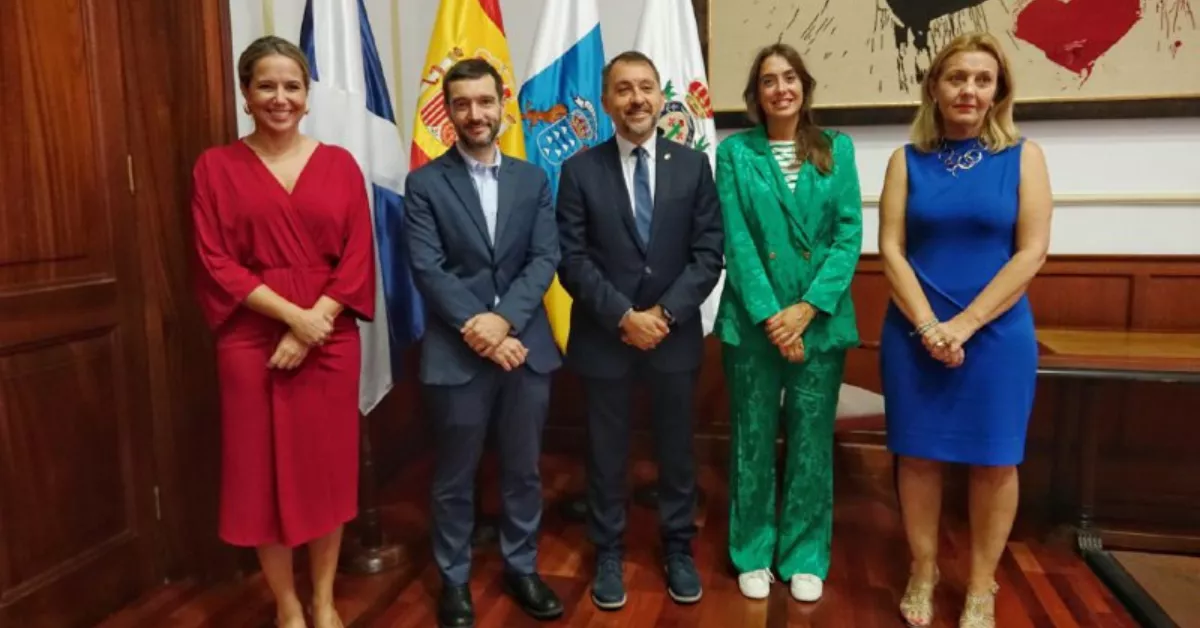 De izquierda a derecha, Carmen Pérez, consejera delegada de la Sociedad de Desarrollo, el ministro Pablo Bustinduy, el alcalde de Santa Cruz, José Manuel Bermúdez, y las concejales Charín González y Purificación Dávila./ CEDIDA 