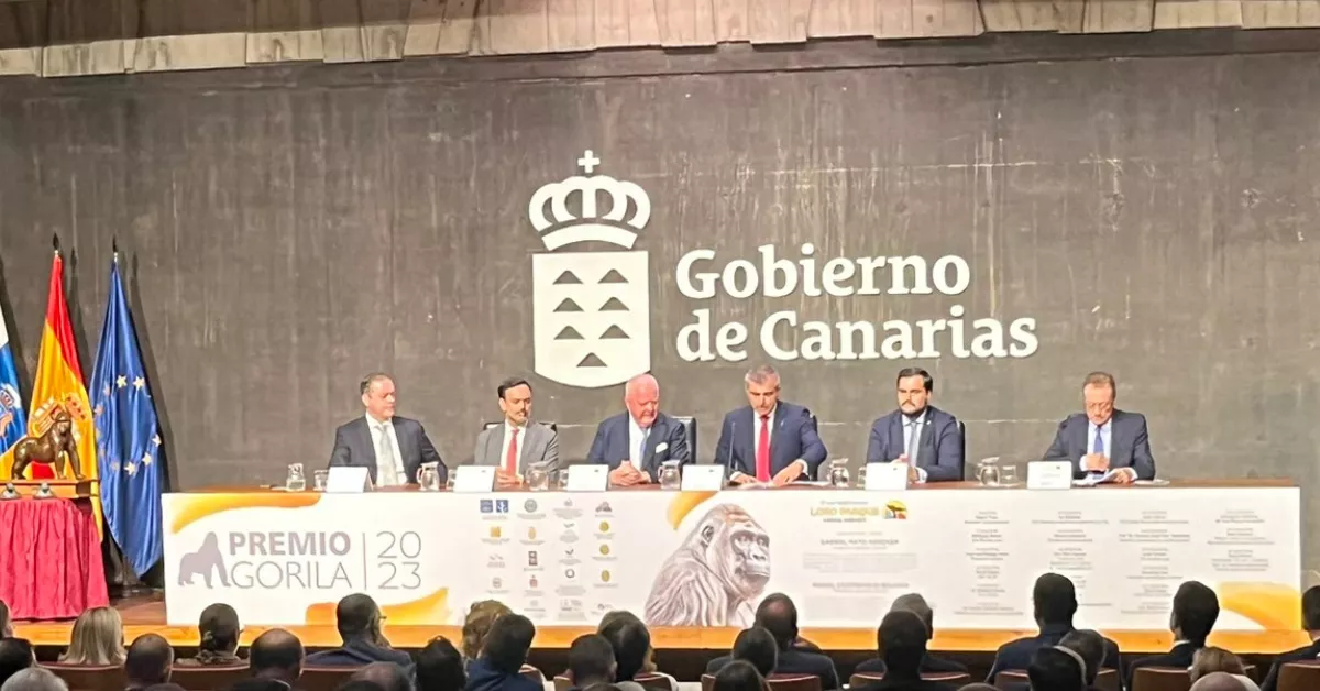 Entrega del Premio Gorila con el vicepresidente de Canarias, Manuel Domínguez, en el centro./ AH