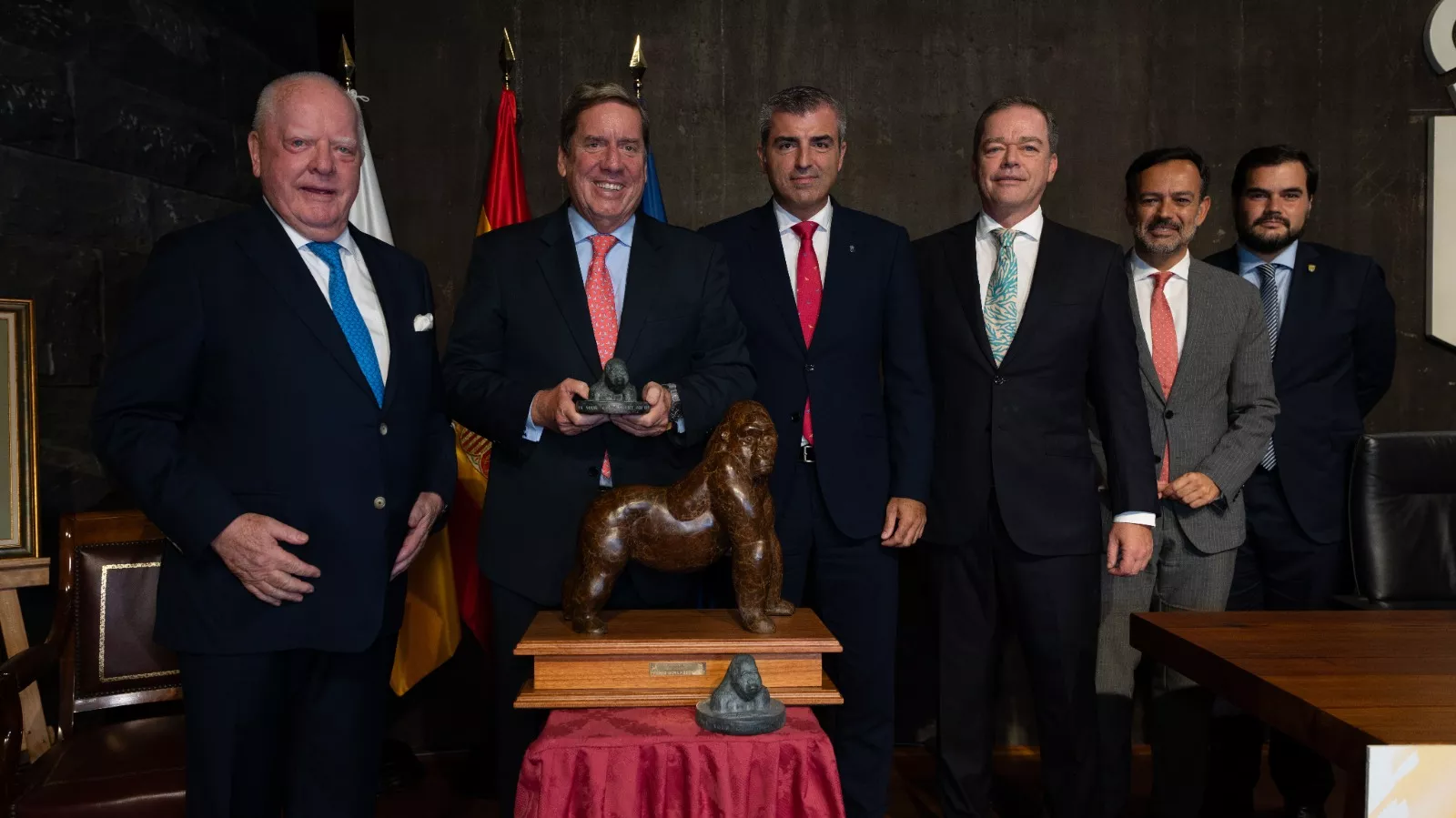 De izquierda a derecha y en primer plano, Wolfgang Kiessling (Loro Parque), Gabriel Mato, Manuel Domínguez, Cristoph Kiessling y Lope Afonso./ CEDIDA