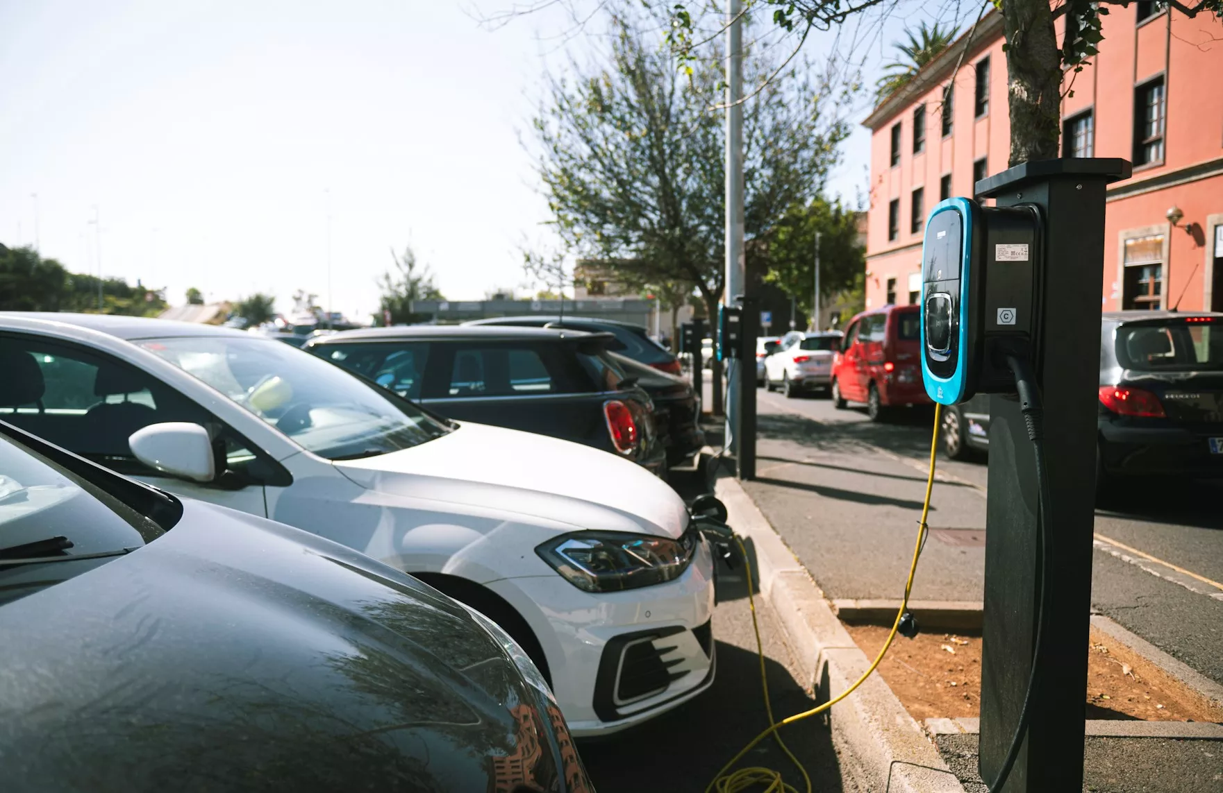 Un coche eléctrico cargando en un aparcamiento de La Laguna./ CEDIDA