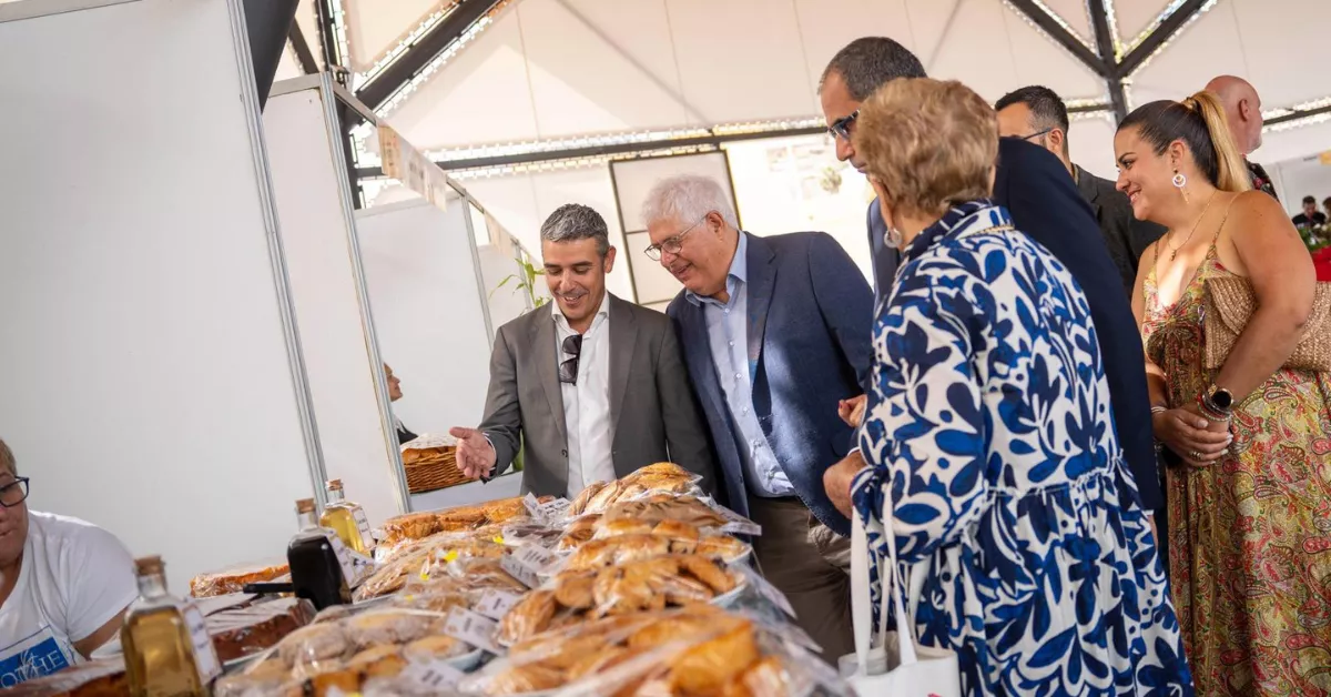 Narvay Quintero asiste a la feria de la tapa herreña junto al alcalde de Valverde, Carlos Brito./ CEDIDA