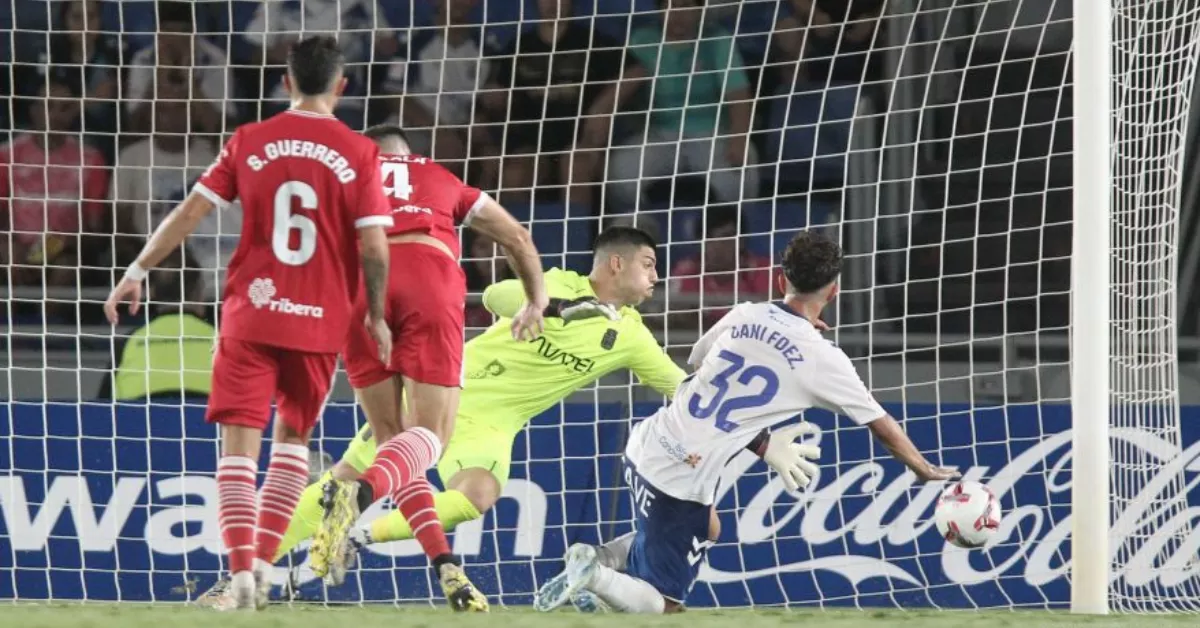 Dani Fernández se anticipa a Pedro Alcalá para abrir el marcador de cabeza en el minuto 36 a centro de Luismi./ LaLiga Hypermotion.