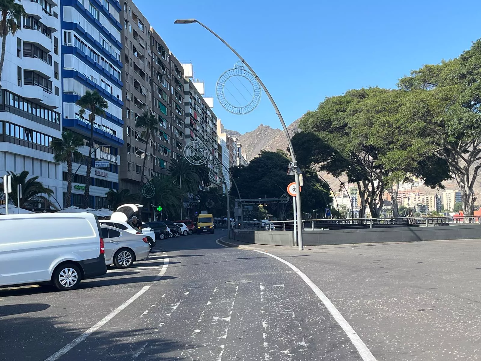 Luces de Navidad instaladas en la avenida Francisco La Roche, Santa Cruz / AH / BELA CABRERA