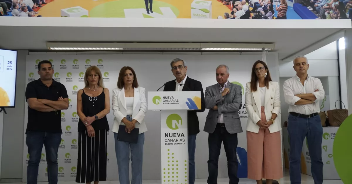 Román Rodríguez (NC), en el atril, da una rueda de prensa junto con otros dirigentes del partido./ CEDIDA