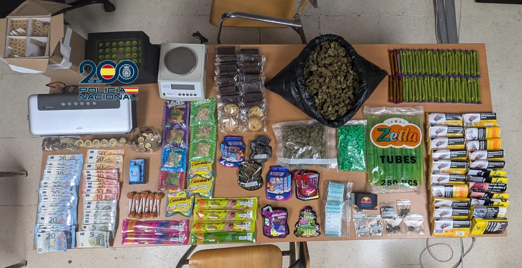 Foto del material incautado en el club cannábico en Arona./ CEDIDA