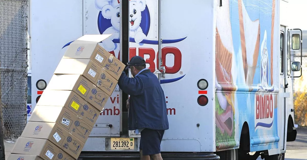 Un trabajador en un camión de Bimbo / EFE