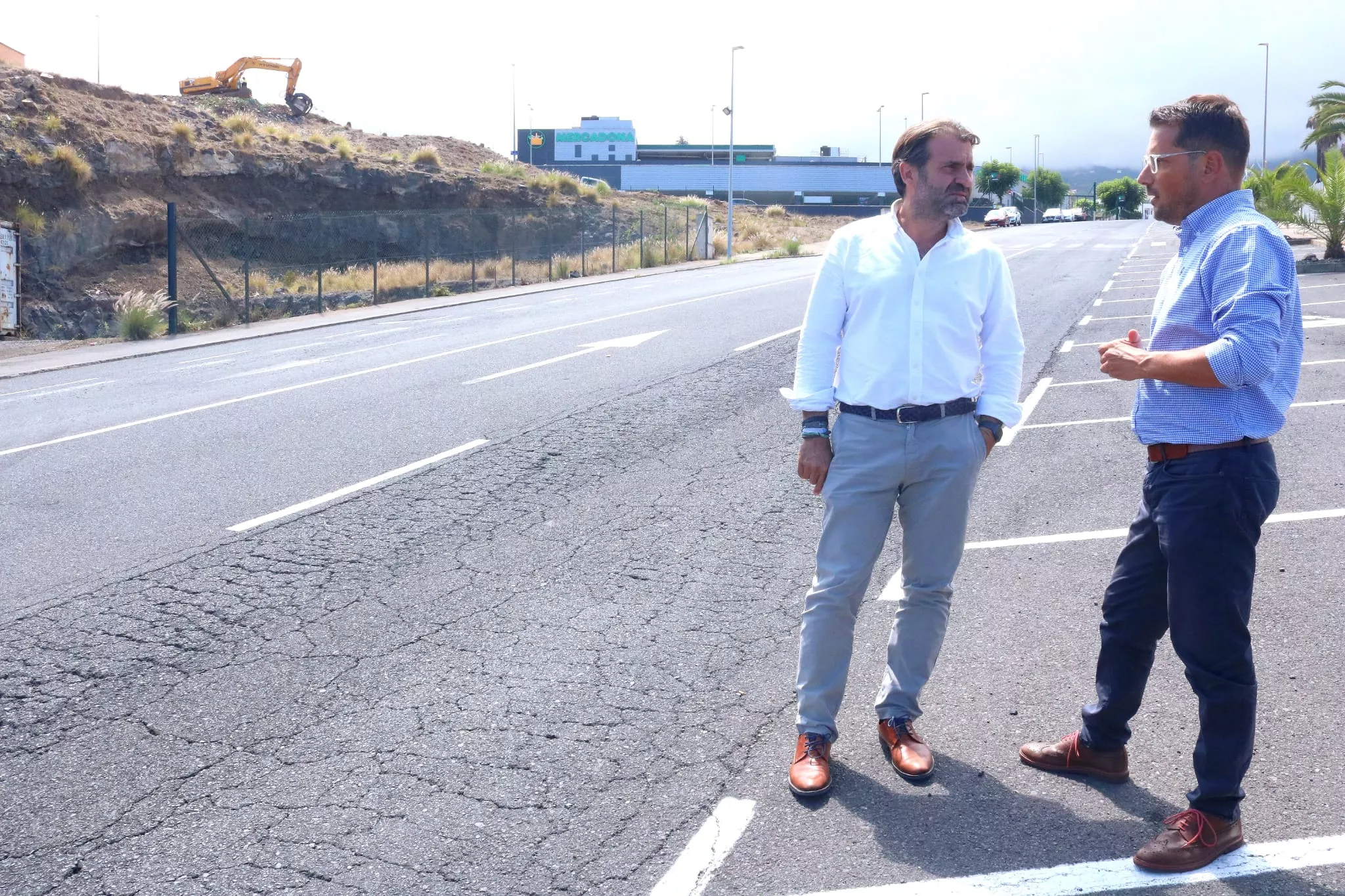 Manuel Fernández y Adolfo González durante una visita al polígono industrial de La Gañanía./ CEDIDA