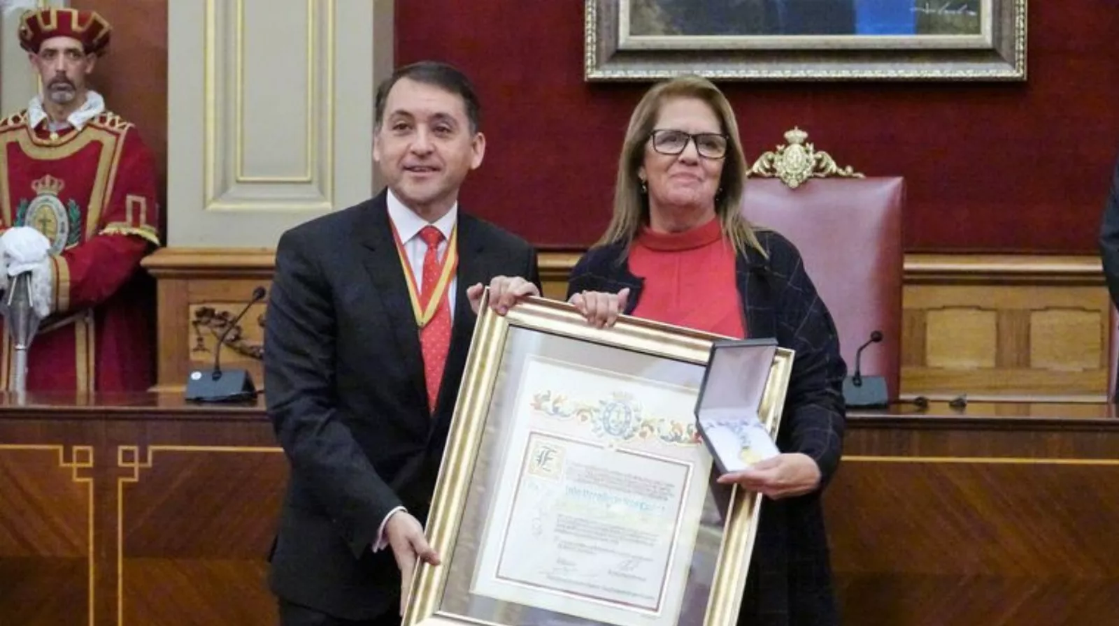 El alcalde de Santa Cruz de Tenerife, José Manuel Bermúdez, y la presidenta de la Asociación para la Recuperación de la Memoria Histórica de Tenerife, Mercedes Pérez Schwartz, en una imagen de archivo./ CEDIDA