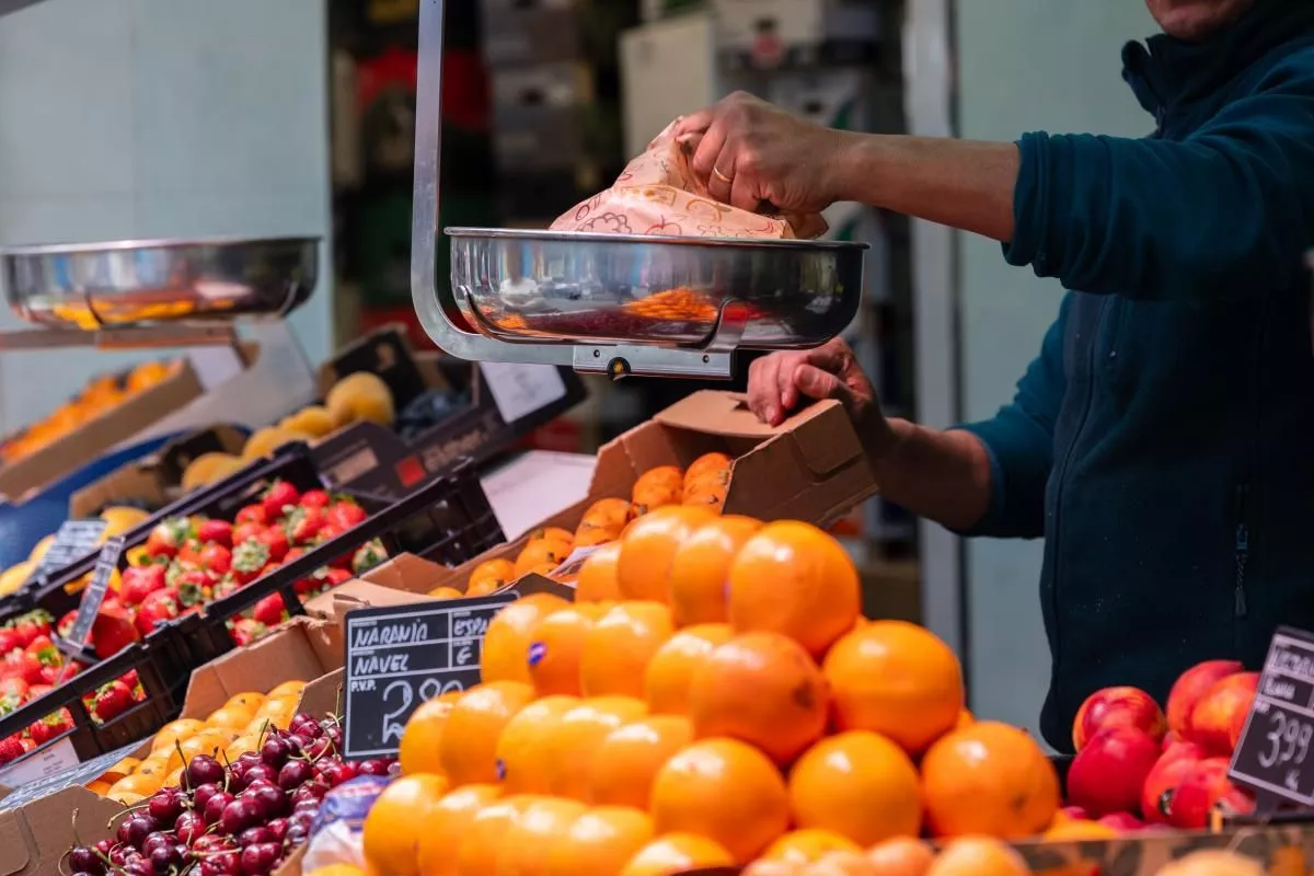  Puesto de fruta en un mercado./ SERVIMEDIA