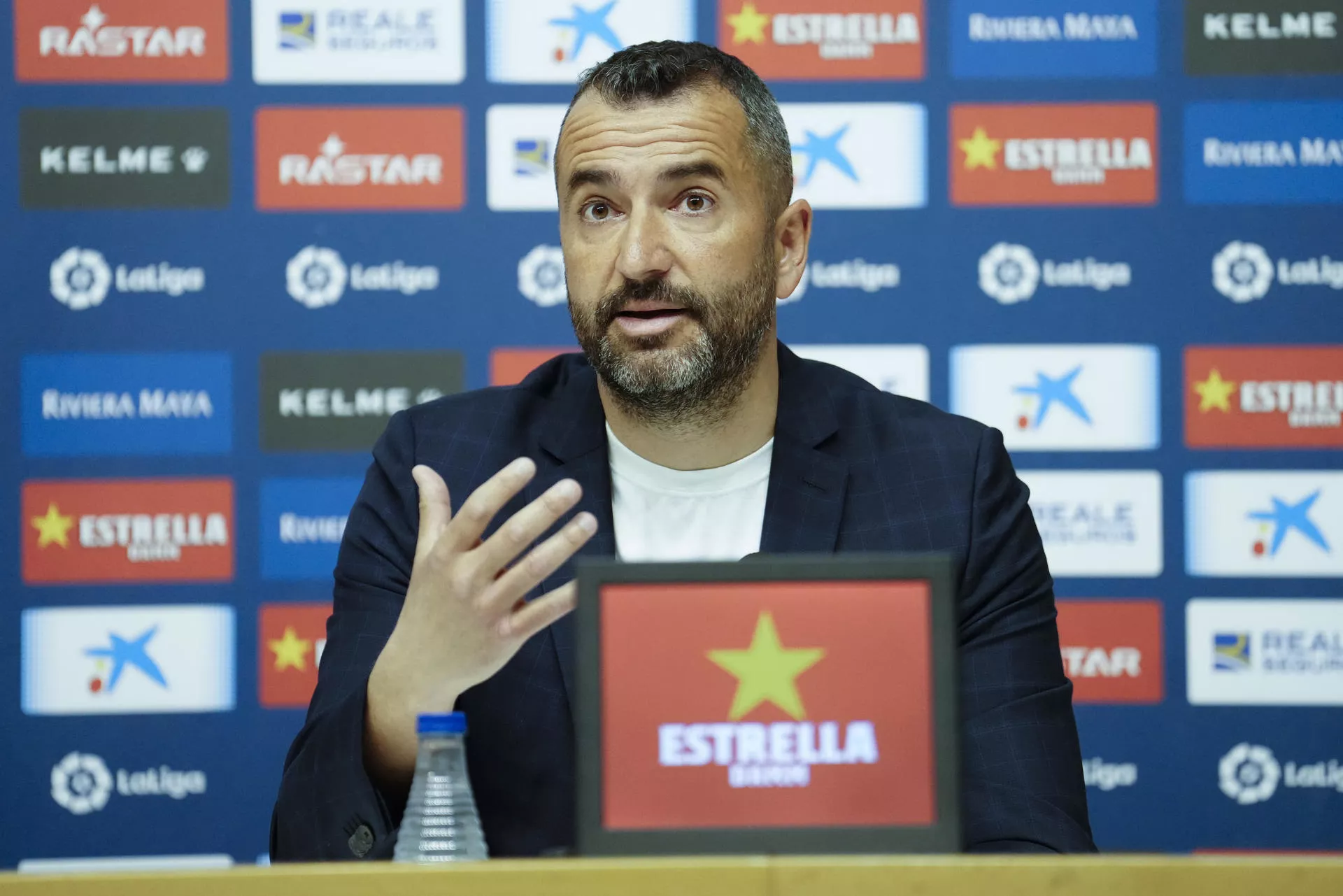Diego Martínez, nuevo entrenador de la UD Las Palmas, durante la rueda de prensa que dio tras su destitución como técnico del RCD Espanyol. / ENRIC FONTCUBERTA-EFE