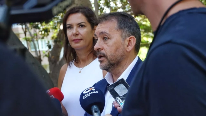 El alcalde de Santa Cruz de Tenerife José Manuel Bermúdez y la concejal de Movilidad y Accesibilidad Universal, Evelyn Alonso./ CEDIDA El alcalde de Santa Cruz de Tenerife José Manuel Bermúdez y la concejal de Movilidad y Accesibilidad Universal, Evelyn Alonso./ CEDIDA
