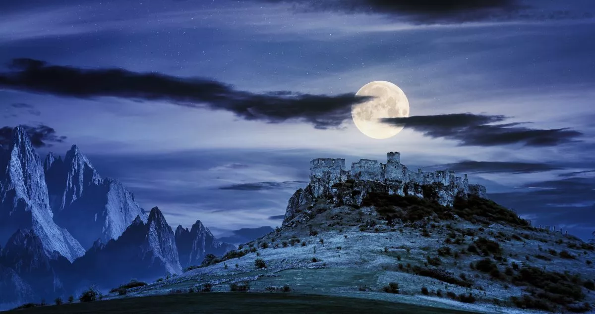 Imagen de archivo de un castillo en la noche / Canva