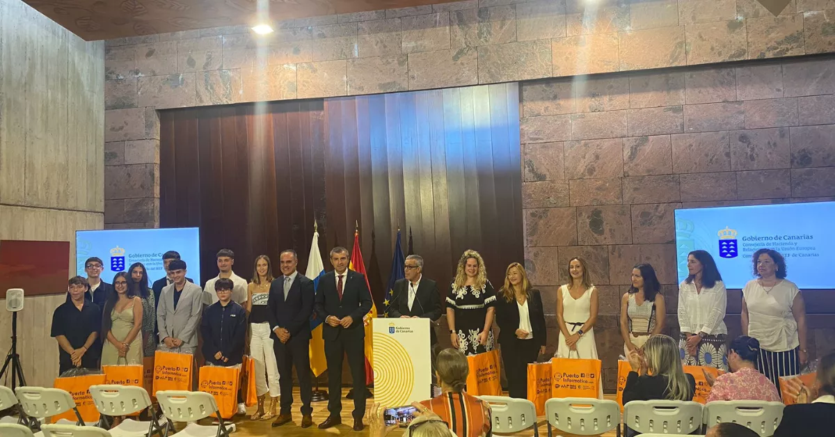 Profesores y alumnos premiados en el concurso '¿Qué es el REF para ti?'. / ATLÁNTICO HOY - ALBA MARICHAL